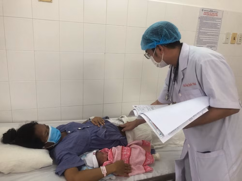 Sức khỏe sản phụ ổn định, bé bú tốt sau phẫu thuật. 