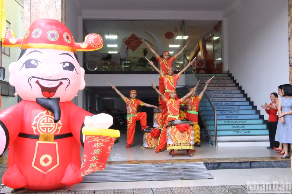 Một doanh nghiệp trên đường Lê Hồng Phong tổ chức múa lân khai trương sáng mùng 6 Tết.