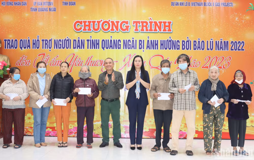 Bí thư Tỉnh ủy Quảng Ngãi Bùi Thị Quỳnh Vân cùng lãnh đạo Công ty Điều hành Dầu khí Phú Quốc tặng quà Tết cho bà con phường Nguyễn Nghiêm, thành phố Quảng Ngãi. 