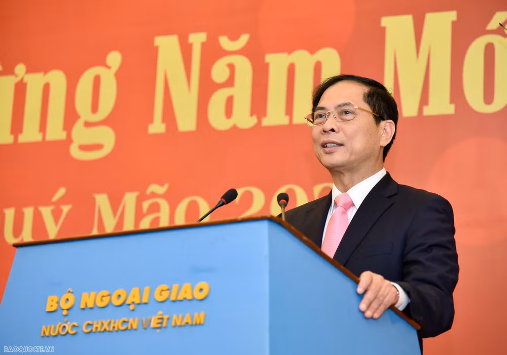 Bộ trưởng Ngoại giao Bùi Thanh Sơn phát biểu tại buổi gặp mặt. (Ảnh: Báo Thế giới và Việt Nam) Bộ trưởng Ngoại giao Bùi Thanh Sơn phát biểu tại buổi gặp mặt. (Ảnh: Báo Thế giới và Việt Nam)