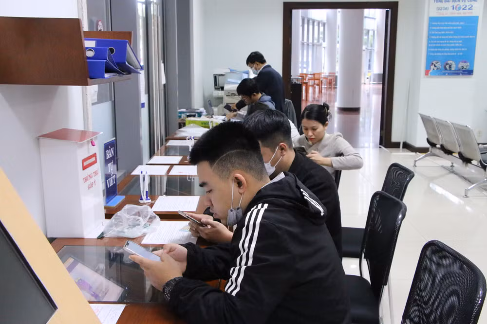 Nhiều người dân Đà Nẵng đến làm thủ tục hành chính tại bộ phận một cửa Trung tâm hành chính thành phố sáng mùng 6 Tết. Nhiều người dân Đà Nẵng đến làm thủ tục hành chính tại bộ phận một cửa Trung tâm hành chính thành phố sáng mùng 6 Tết.