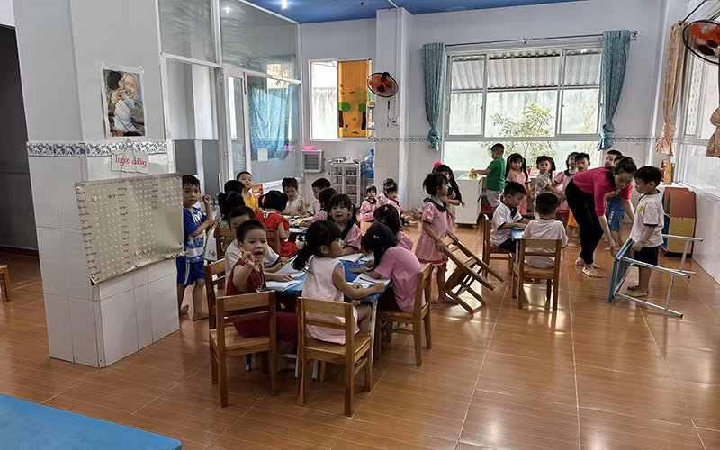 Lớp mẫu giáo được mở trong Khu lưu trú công nhân Thiên Phát, giúp người lao động yên tâm làm việc.