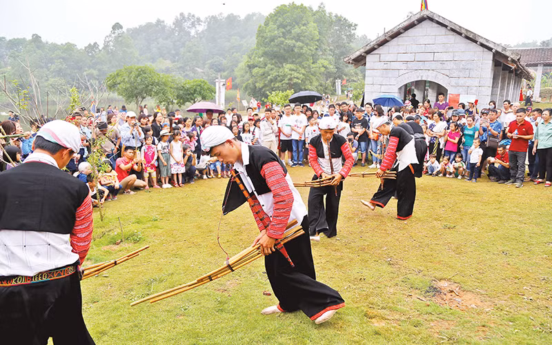 Diễn tấu khèn là đặc quyền của nam giới dân tộc H'Mông. Diễn tấu khèn là đặc quyền của nam giới dân tộc H'Mông.