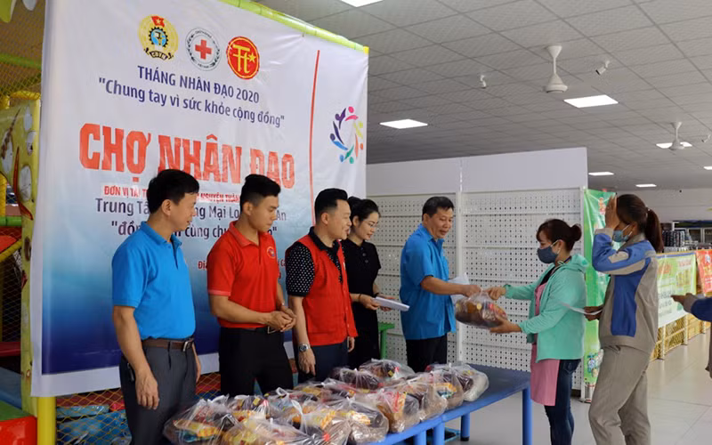 Liên đoàn Lao động tỉnh Tuyên Quang phối hợp Hội Chữ thập đỏ tổ chức "Phiên chợ nhân đạo" hỗ trợ công nhân, lao động có hoàn cảnh khó khăn.