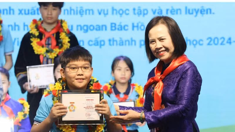 Đồng chí Đoàn Thị Hậu, Phó Bí thư Thường trực Tỉnh ủy, Chủ tịch Hội đồng nhân dân tỉnh Lạng Sơn trao giấy chứng nhận “Cháu ngoan Bác Hồ” cho đại biểu dự Đại hội. Đồng chí Đoàn Thị Hậu, Phó Bí thư Thường trực Tỉnh ủy, Chủ tịch Hội đồng nhân dân tỉnh Lạng Sơn trao giấy chứng nhận “Cháu ngoan Bác Hồ” cho đại biểu dự Đại hội.