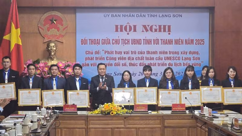 Chủ tịch Ủy ban nhân dân tỉnh Lạng Sơn khen thưởng các đoàn viên thanh niên có nhiều thành tích xuất sắc trong phong trào đoàn.