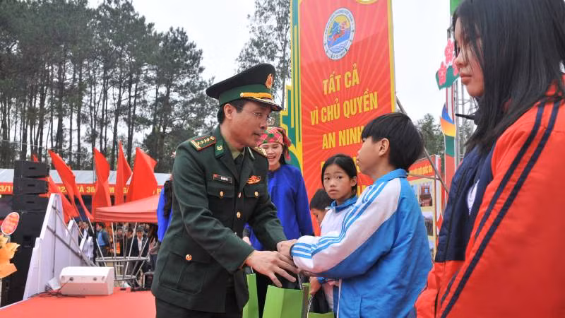 Đại diện lãnh đạo Bộ tư lệnh bộ đội biên phòng trao quà tặng các em học sinh trong Chương trình "Nâng bước em tới trường - Con nuôi đồn biên phòng". Đại diện lãnh đạo Bộ tư lệnh bộ đội biên phòng trao quà tặng các em học sinh trong Chương trình "Nâng bước em tới trường - Con nuôi đồn biên phòng".
