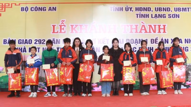 Lãnh đạo huyện Lộc Bình và đại diện doanh nghiệp trao quà cho các em học sinh hoàn cảnh khó khăn trên địa bàn huyện Lộc Bình tại buổi lễ.