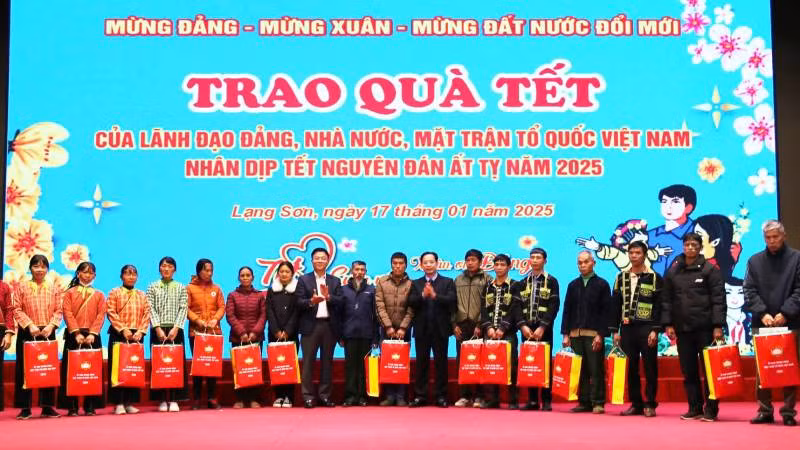 Phó Thủ tướng Chính phủ Lê Thành Long, cùng lãnh đạo tỉnh Lạng Sơn tặng quà các hộ nghèo, hộ cận nghèo, người lao động có hoàn cảnh khó khăn trên địa bàn tỉnh.