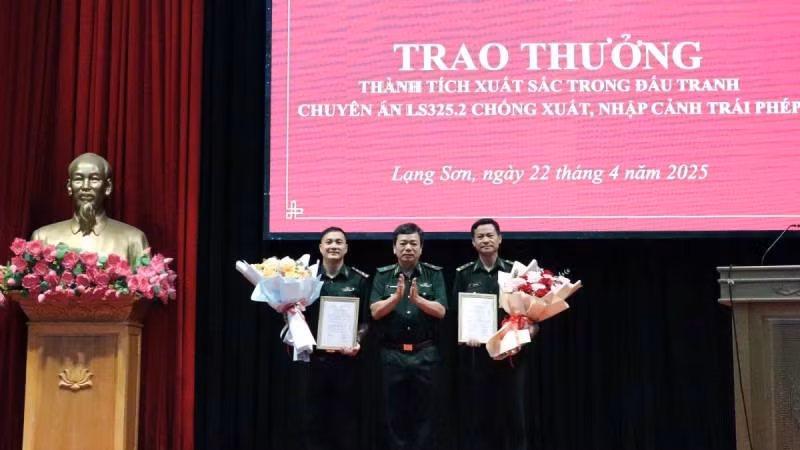 Thiếu tướng Nguyễn Văn Thiện trao thưởng cho ban chuyên án phá thành công chuyên án xuất, nhập cảnh trái phép.