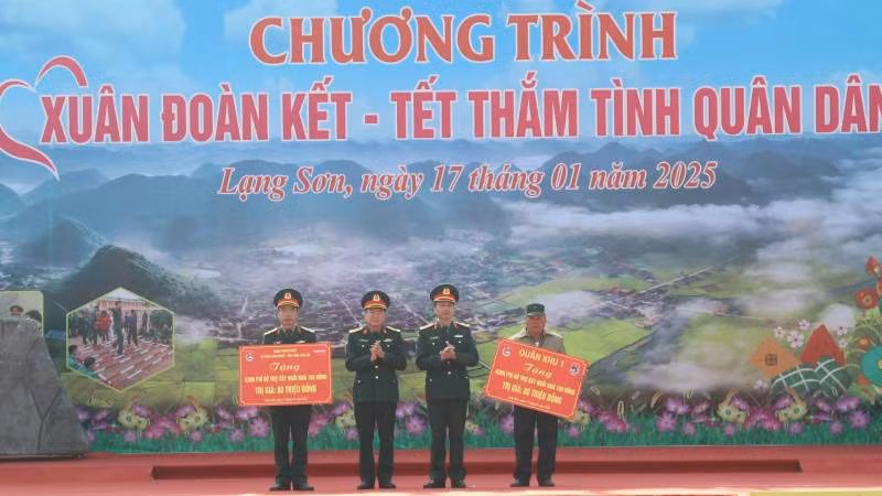 Lãnh đạo Cục Dân vận, Tổng cục Chính trị Quân đội nhân dân Việt Nam hỗ trợ, tặng hai ngôi nhà mỗi căn trị giá 80 triệu đồng. Lãnh đạo Cục Dân vận, Tổng cục Chính trị Quân đội nhân dân Việt Nam hỗ trợ, tặng hai ngôi nhà mỗi căn trị giá 80 triệu đồng.