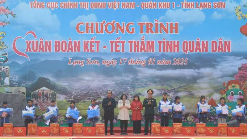 Lãnh đạo Cục Dân vận, Tổng Cục Chính trị Quân đội tặng quà cho học sinh nghèo vượt khó trên địa bàn tỉnh. Lãnh đạo Cục Dân vận, Tổng Cục Chính trị Quân đội tặng quà cho học sinh nghèo vượt khó trên địa bàn tỉnh.