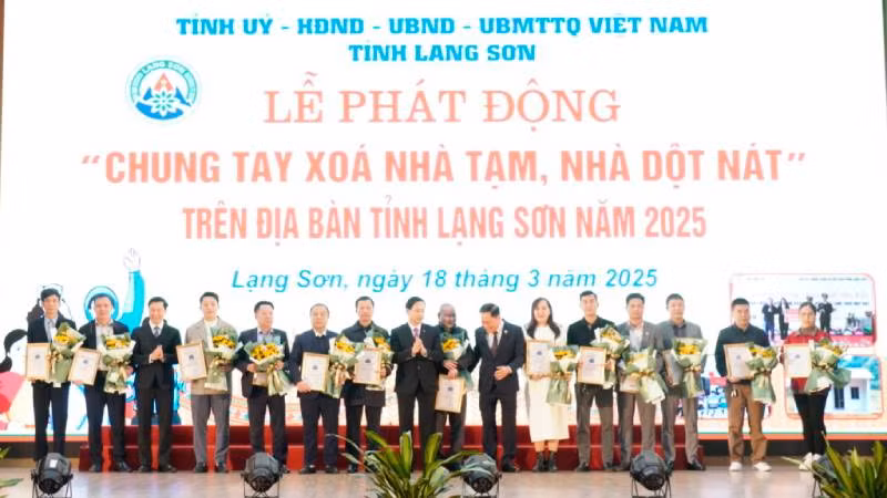 Lãnh đạo tỉnh Lạng Sơn, tặng hoa và biểu ghi nhận các đơn vị, doanh nghiệp, cá nhân ủng hộ Chương trình: "Xóa nhà tạm, nhà dột nát trên địa bàn tỉnh".