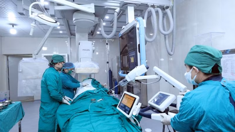 Các bác sĩ Bệnh viện đa khoa Lạng Sơn sử dụng hệ thống chụp và can thiệp mạch số hóa nền (DSA) trong việc chẩn đoán điều trị cho bệnh nhân.