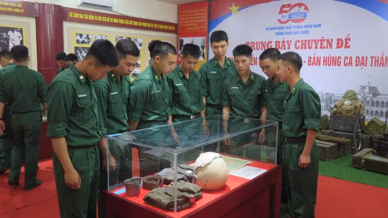 Các chiến sĩ Bộ đội Biên phòng tỉnh Lạng Sơn xem các hiện vật tại trưng bày.