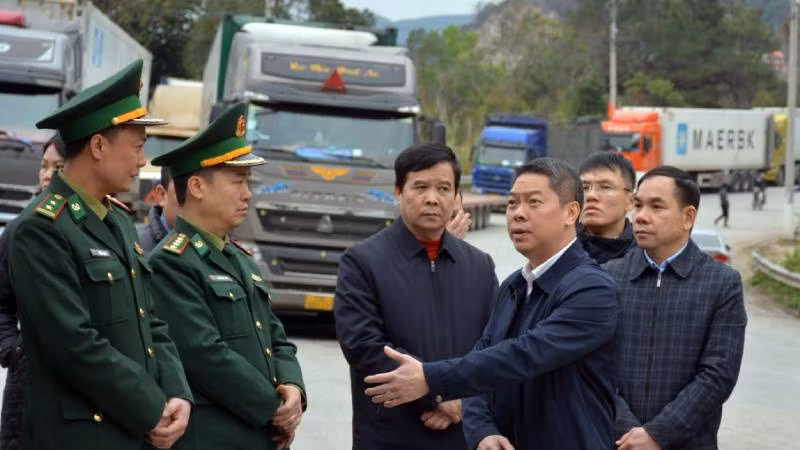 Đồng chí Đoàn Thanh Sơn, Phó Chủ tịch Ủy ban nhân dân tỉnh lạng Sơn, kiểm tra công tác xuất, nhập khẩu tại cửa khẩu quốc tế Hữu Nghị.