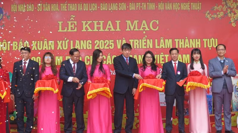 Đại diện lãnh đạo các cơ quan, ban, ngành của tỉnh Lạng Sơn tham gia cắt băng khai mạc Hội báo Xuân xứ Lạng năm 2025.