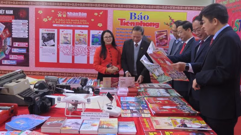 Các đại biểu xem các ấn phẩm của Hội báo Xuân xứ Lạng. Các đại biểu xem các ấn phẩm của Hội báo Xuân xứ Lạng.