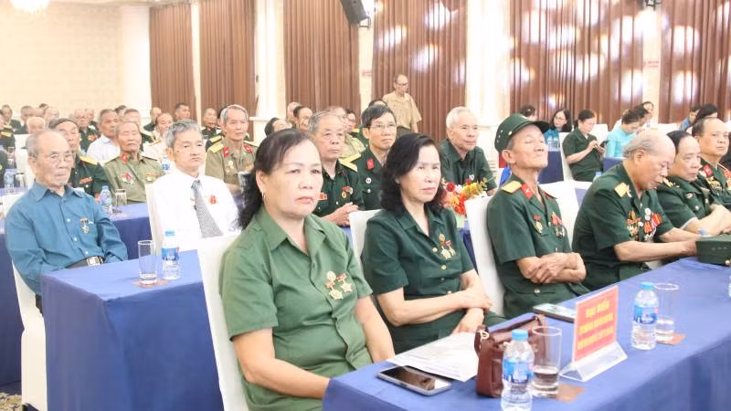 Các cựu chiến binh, cựu thanh niên xung phong, chiến sĩ cách mạng bị địch bắt, tham dự buổi gặp mặt. Các cựu chiến binh, cựu thanh niên xung phong, chiến sĩ cách mạng bị địch bắt, tham dự buổi gặp mặt.
