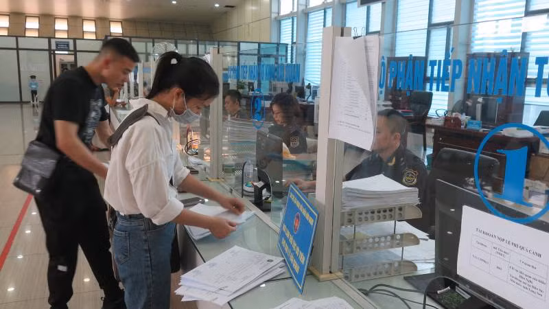 Công chức hải quan cửa khẩu quốc tế Hữu Nghị, Cao Lộc, (Lạng Sơn), hướng dẫn doanh nghiệp.