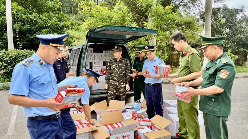 Các lực lượng quản lý thị trường, công an tỉnh cùng Bộ đội Biên phòng Cửa khẩu Chi Ma, Lộc Bình (Lạng Sơn), phát hiện thu giữ hàng nhập lậu.