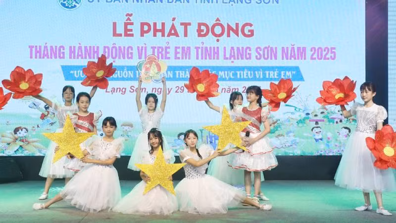 Tiết mục văn nghệ đặc sắc do các em học sinh thành phố Lạng Sơn biểu diễn chào mừng lễ phát động Tháng hành động vì trẻ em của tỉnh.