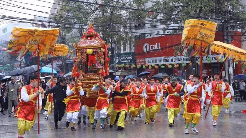 Lễ rước kiệu được các thanh niên trai tráng, rước qua các con đường, khu phố của thành phố Lạng Sơn (Lạng Sơn).