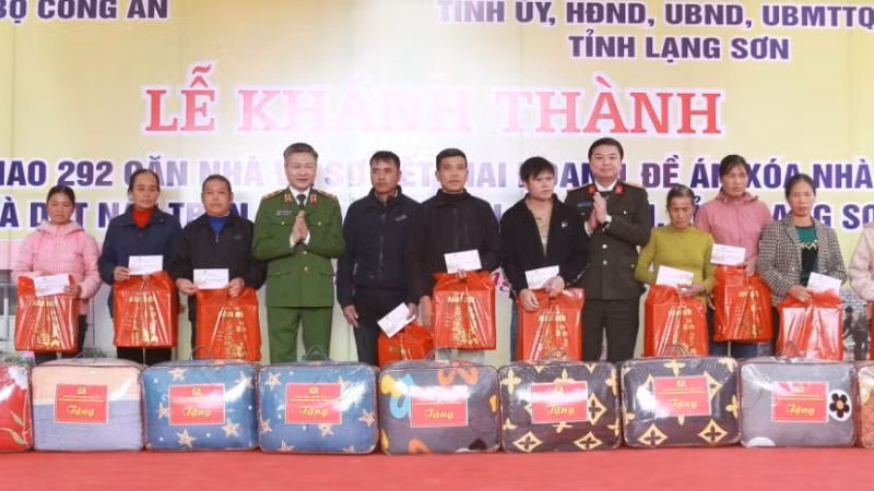 Đại diện Lãnh đạo Bộ công an Công an tỉnh Lạng Sơn tặng quà cho các hộ nghèo trên địa bàn huyện Lộc Bình.