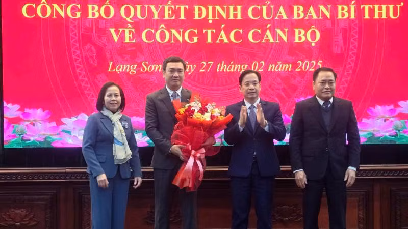 Lãnh đạo Tỉnh ủy, Hội đồng nhân dân, Ủy ban nhân dân tỉnh Lạng Sơn tặng hoa chúc mừng tân Phó Bí thư Tỉnh ủy, đồng chí Nguyễn Cảnh Toàn.