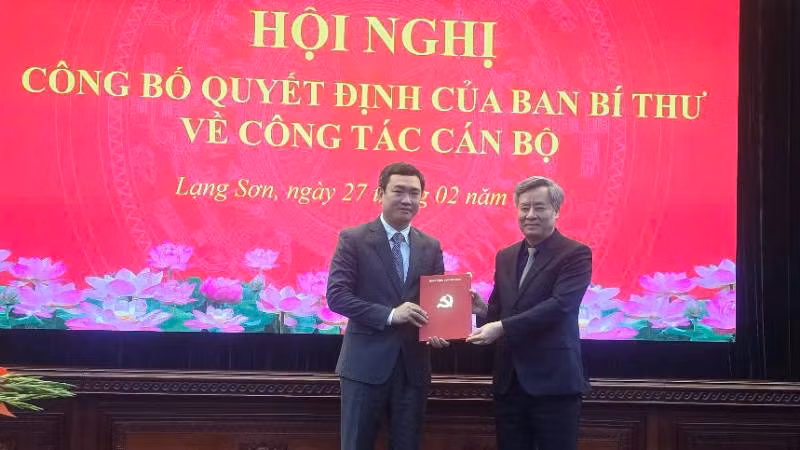 Đồng chí Nguyễn Quang Dương, Ủy viên Trung ương Đảng, Phó Trưởng Ban Tổ chức Trung ương trao quyết định cho đồng chí Nguyễn Cảnh Toàn. Đồng chí Nguyễn Quang Dương, Ủy viên Trung ương Đảng, Phó Trưởng Ban Tổ chức Trung ương trao quyết định cho đồng chí Nguyễn Cảnh Toàn.