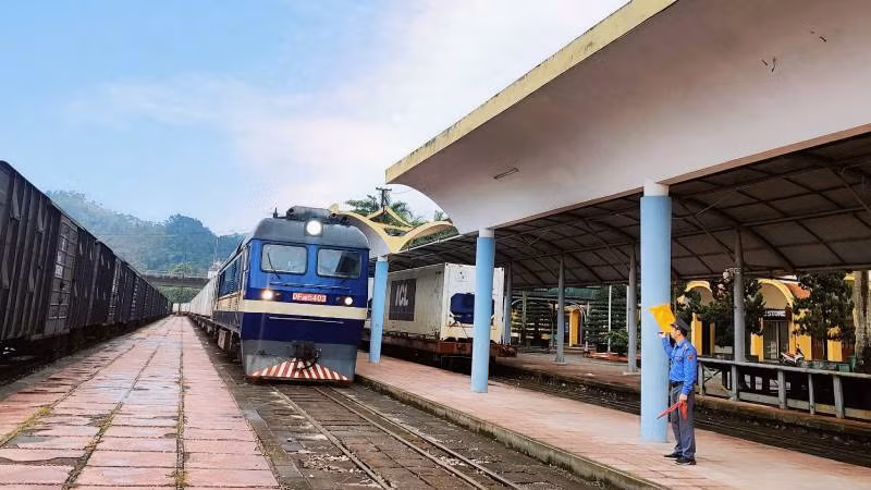 Cán bộ, công chức ga liên vận quốc tế Đồng Đăng thực hiện nhiệm vụ đón tàu vào nhà ga. Cán bộ, công chức ga liên vận quốc tế Đồng Đăng thực hiện nhiệm vụ đón tàu vào nhà ga.