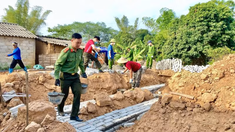 Cán bộ, chiến sĩ công an tỉnh Lạng Sơn hỗ trợ người dân ở huyện Lộc Bình, xây dựng nhà ở. Cán bộ, chiến sĩ công an tỉnh Lạng Sơn hỗ trợ người dân ở huyện Lộc Bình, xây dựng nhà ở.