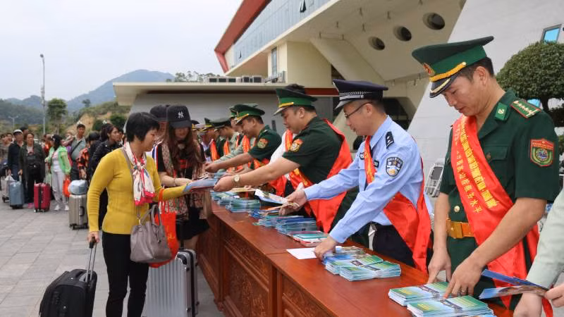 Cán bộ, chiến sĩ Đồn biên phòng cửa khẩu quốc tế Hữu Nghị, Lạng Sơn phối hợp lực lượng chức năng Quảng Tây, Trung Quốc tổ chức tuyên truyền pháp luật cho người dân qua lại cửa khẩu.