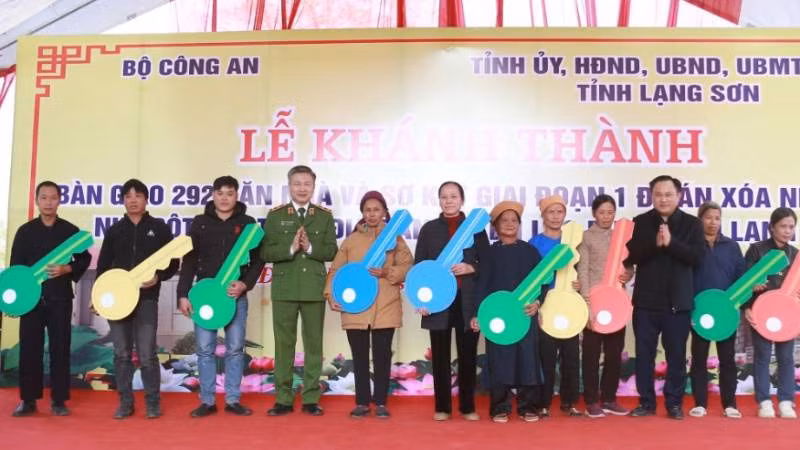 Đại diện lãnh đạo Bộ Công an và tỉnh Lạng Sơn trao tặng nhà cho các hộ nghèo ở huyện Lộc Bình.