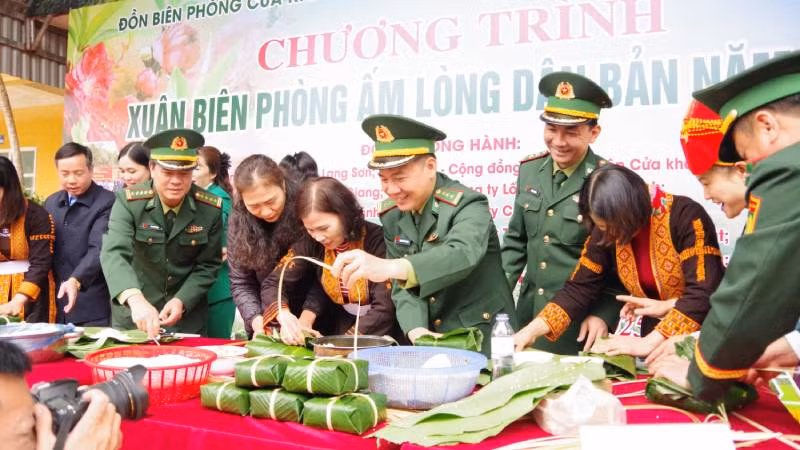 Tại chương trình cán bộ, chiến sĩ gói bánh chưng tết tặng các hộ có hoàn cảnh khó khăn.