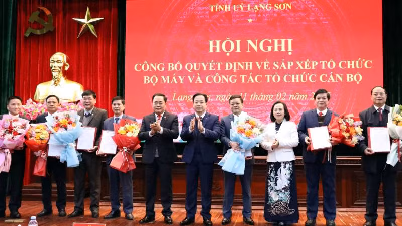 Lãnh đạo Tỉnh ủy Lạng Sơn và Ủy ban nhân dân tỉnh trao quyết định và tặng hoa chúc mừng tập thể lãnh đạo Ban Tuyên giáo và Dân vận Tỉnh ủy và các đồng chí nguyên lãnh đạo Ban Tuyên giáo Tỉnh ủy nghỉ hưu theo chế độ. Lãnh đạo Tỉnh ủy Lạng Sơn và Ủy ban nhân dân tỉnh trao quyết định và tặng hoa chúc mừng tập thể lãnh đạo Ban Tuyên giáo và Dân vận Tỉnh ủy và các đồng chí nguyên lãnh đạo Ban Tuyên giáo Tỉnh ủy nghỉ hưu theo chế độ.