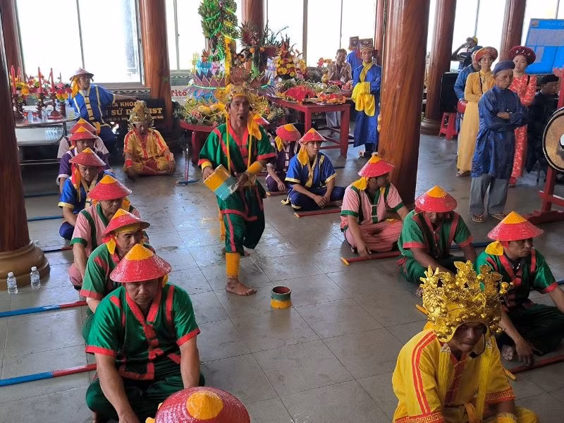 Lễ cúng Cô được tổ chức trang trọng, thành kính.