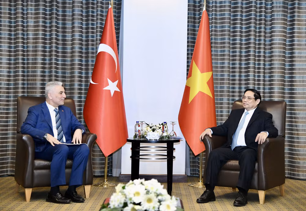 Thủ tướng Chính phủ Phạm Minh Chính tiếp Bộ trưởng Thương mại Thổ Nhĩ Kỳ Omer Bolat. Thủ tướng Chính phủ Phạm Minh Chính tiếp Bộ trưởng Thương mại Thổ Nhĩ Kỳ Omer Bolat.