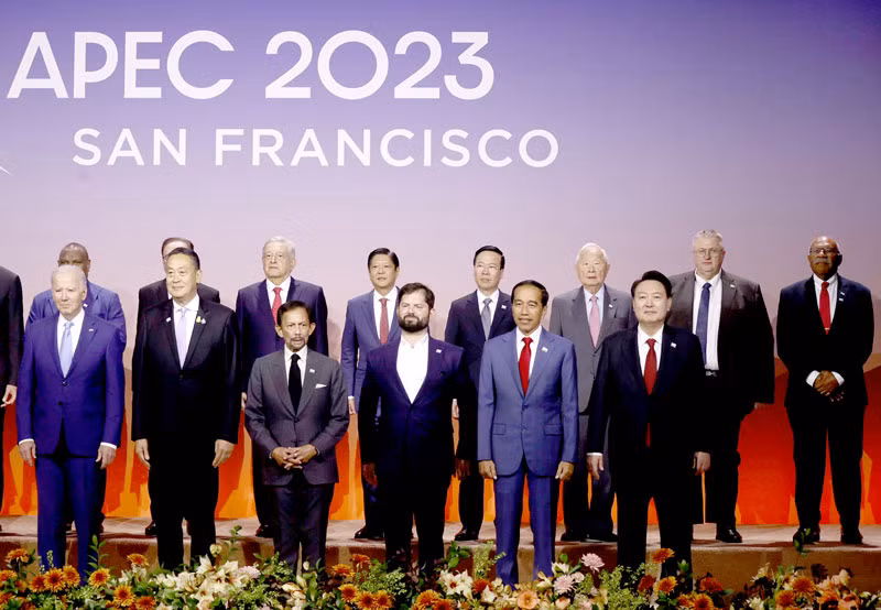 Chủ tịch nước Võ Văn Thưởng với các Nhà lãnh đạo kinh tế APEC. (Ảnh: TTXVN)