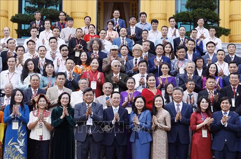 Chủ tịch nước Võ Văn Thưởng với các đại biểu tại buổi gặp mặt. (Ảnh: TTXVN)