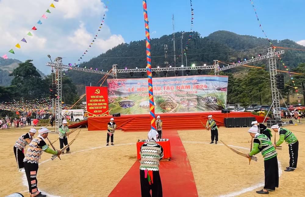 Múa khèn Mông trong lễ hội (Ảnh THANH SƠN).