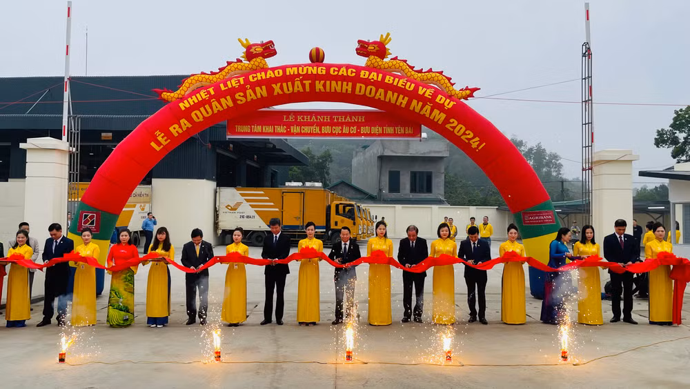 Cắt băng khánh thành Trung tâm Khai thác-vận chuyển và Bưu cục Âu Cơ.(Ảnh: THANH SƠN) Cắt băng khánh thành Trung tâm Khai thác-vận chuyển và Bưu cục Âu Cơ.(Ảnh: THANH SƠN)
