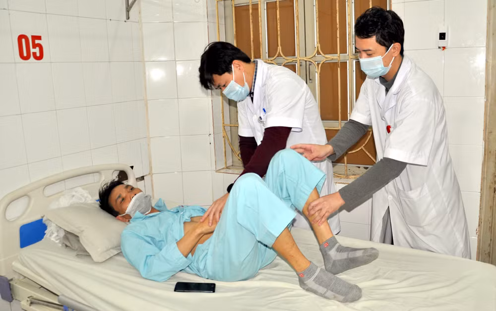 Thăm khám người bệnh tại Bệnh viện đa khoa tỉnh Yên Bái. (Ảnh THANH SƠN).