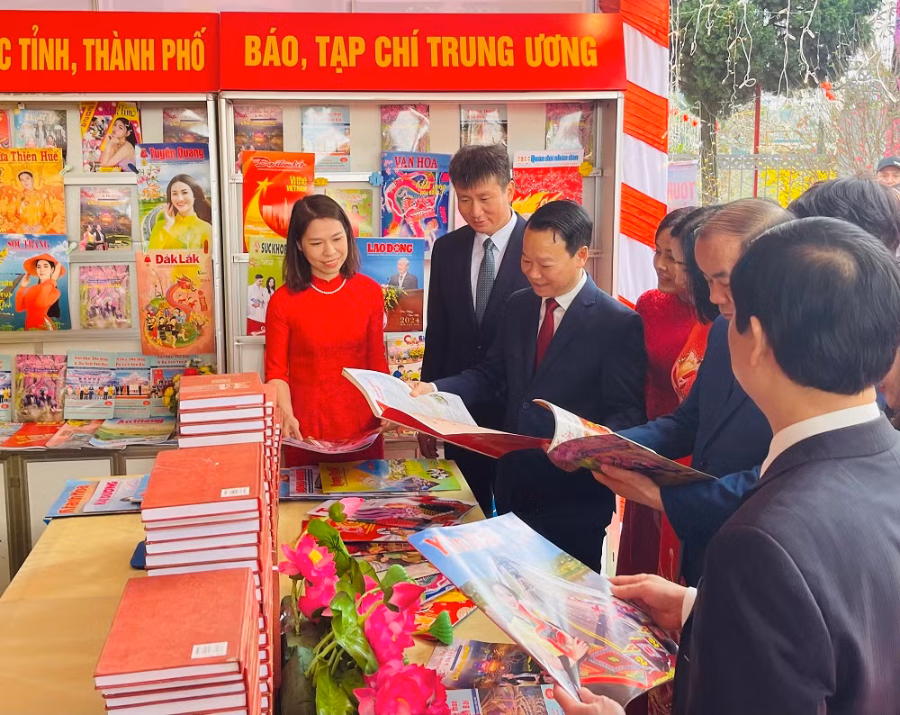 Các đại biểu tham quan gian trưng bày báo tại Hội báo Xuân 2024. (Ảnh THANH SƠN)