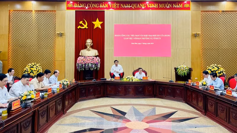 Đoàn công tác bày tỏ ấn tượng với những thành tích của tỉnh Ninh Bình qua 40 năm thực hiện đường lối đổi mới và 32 năm tái lập tỉnh; đồng thời, đánh giá cao các báo cáo trình bày tại buổi làm việc được chuẩn bị bài bản, công phu, khoa học, giúp Đoàn công tác thu hoạch nhiều vấn đề cả về lý luận và thực tiễn.