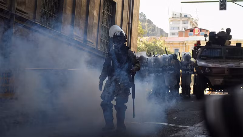 Binh sĩ Bolivia làm nhiệm vụ trên đường phố tại thủ đô La Paz, ngày 26/6/2024. (Ảnh: Reuters)