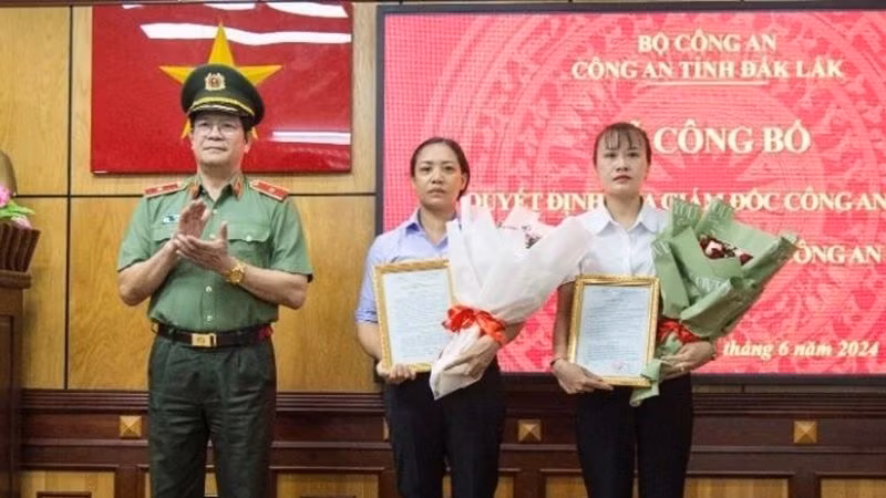 Thiếu tướng Lê Vinh Quy, Giám đốc Công an tỉnh Đắk Lắk đã trao quyết định tạm tuyển chị Trần Thị Sen vào làm việc tại Công an xã Hòa Thắng, thành phố Buôn Ma Thuột và quyết định tuyển chọn chị Phạm Thị Như Phương vào làm việc tại Công an xã Đray Bhăng, huyện Cư Kuin. (Ảnh: Công an Đắk Lắk)