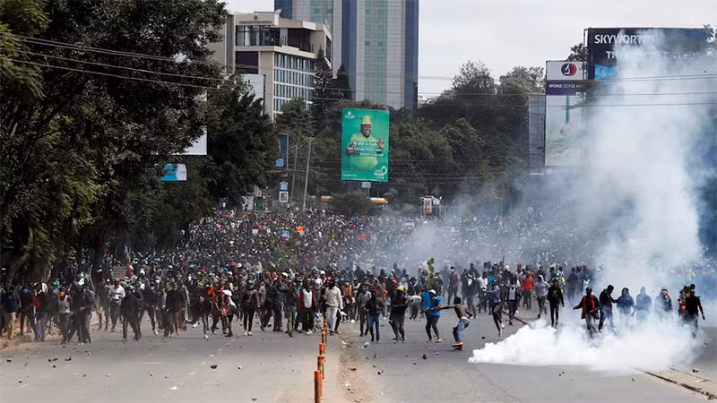Người dân xuống đường tại thủ đô Nairobi, Kenya, ngày 25/6/2024, để phản đối tăng thuế. (Ảnh: Reuters)