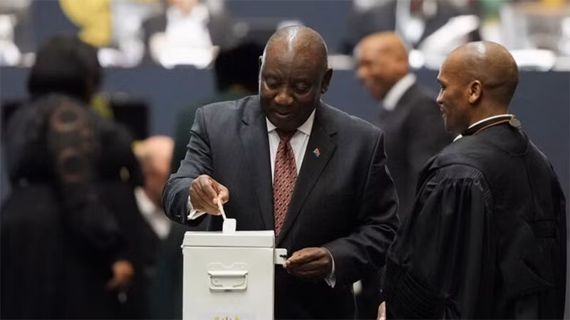 Tổng thống Nam Phi Cyril Ramaphosa bỏ phiếu bầu Chủ tịch Quốc hội, ngày 14/6/2024. (Ảnh: Reuters)