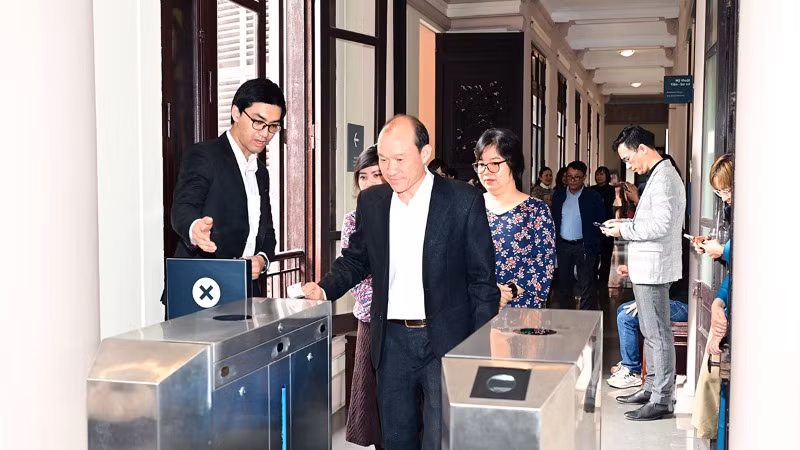 Các đại biểu tham quan Bảo tàng bằng vé điện tử in tại quầy. 